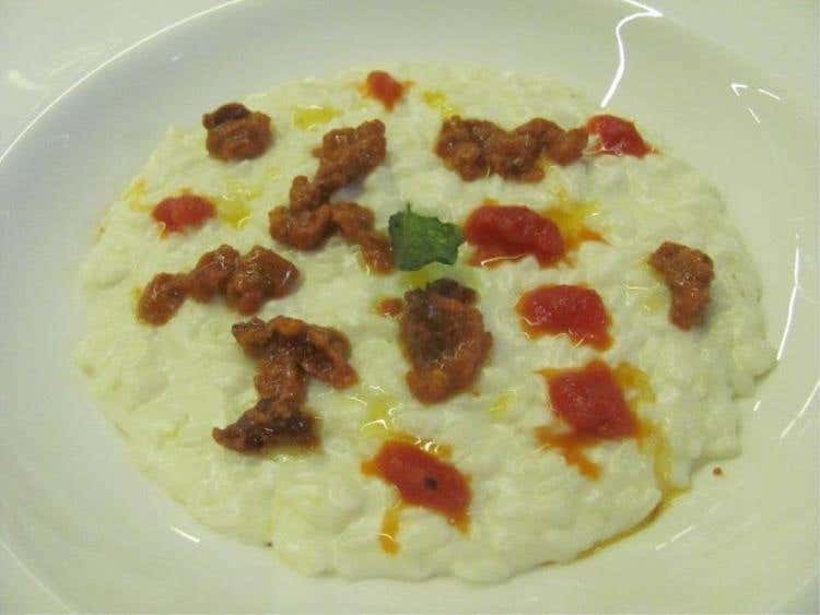 Risotto carnaroli con zeste di limone, mantecato alla ricotta di bufala e polpa di ricci di mare